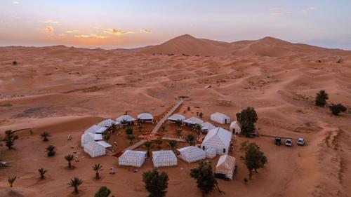 eine Luftaufnahme eines Gebäudes in der Wüste in der Unterkunft Erg Chebbi Camp in Merzouga