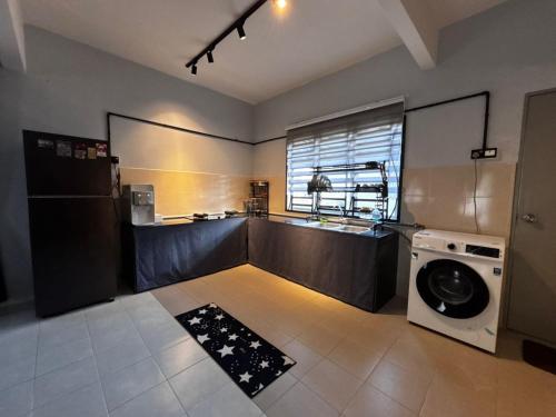 Kuchyň nebo kuchyňský kout v ubytování Syaza Haven Homestay