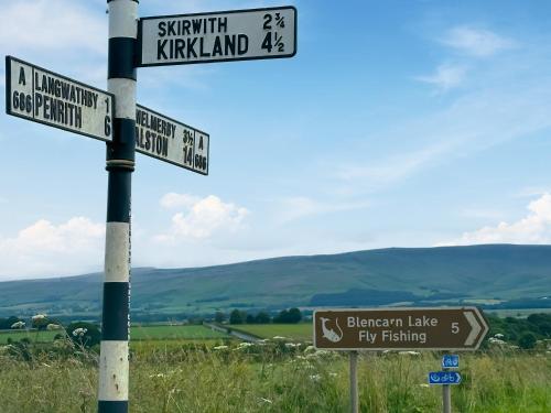 een paal met straatnaamborden op de top van een heuvel bij Clementi - Uk47197 in Penrith