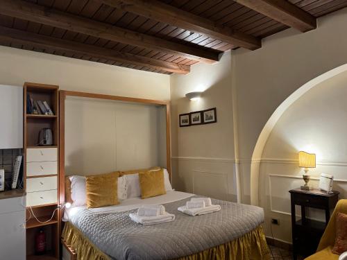 Un dormitorio con una cama con dos toallas encima. en Loft Navona - Centro Storico, en Roma
