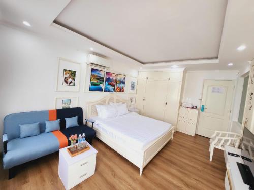 una camera da letto con un letto e un divano di Diamond Suite Apartment ad Ho Chi Minh