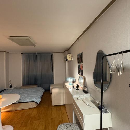 Postel nebo postele na pokoji v ubytování Yongridan-gil House2