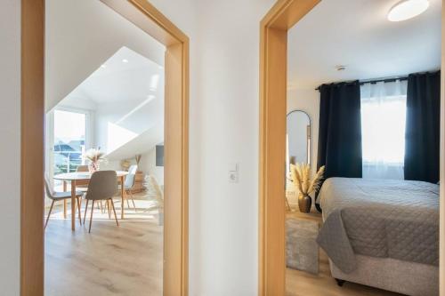 una camera da letto con un letto e una sala da pranzo con un tavolo di Stylish, cozy and natural apartment a Mendig
