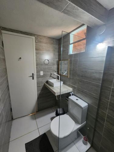 une salle de bains avec toilettes et lavabo dans l'établissement Loft Vista Mar, à Itacaré