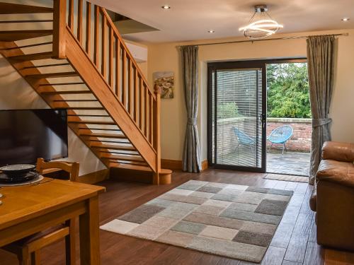 South KilvingtonにあるTanfield Barnのリビングルーム(階段、ガラスの引き戸付)