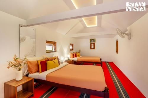 Postel nebo postele na pokoji v ubytování StayVista at The River Mist with Bonfire, Jacuzzi