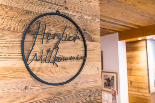 un cartel en la pared de un restaurante en Hotel Bergkranz, en Mieders