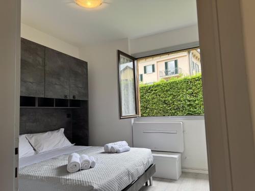a bedroom with a bed with towels on it at Vener Appartament - A due passi dal Lago in Ossuccio