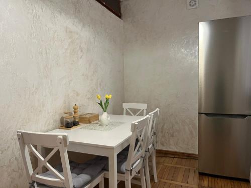 巴统Tamara的厨房配有白色的桌子和冰箱。