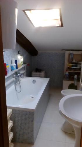トロペアにあるCasa Vacanza Idaのバスルーム(バスタブ、トイレ、シンク付)