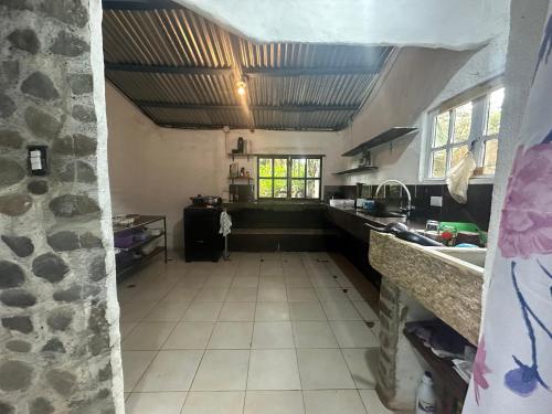 una cucina con bancone e lavandino in una stanza di Green Forest Uvita River a Uvita