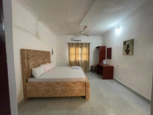 un dormitorio con una cama en una habitación en Spice Garden Lodge B&B, en Zanzíbar