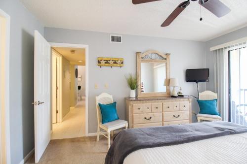 a bedroom with a bed and a mirror and a dresser at Tranquil condo minutes from Venice Beach - Beach Bungalow in Nokomis