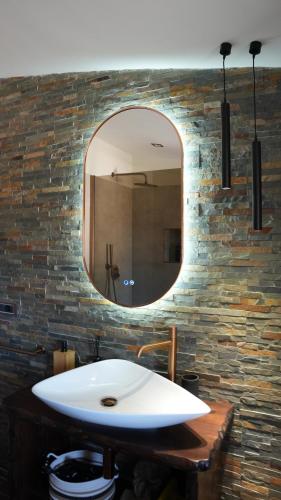 une salle de bains avec un lavabo blanc et un miroir dans l'établissement Terminal7-Skyline, à Ciampino