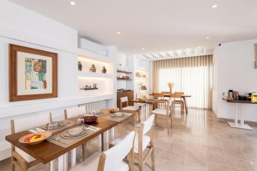 Un comedor con mesa y sillas en Neira Boutique Hotel & Spa, en Sidi Bou Saïd