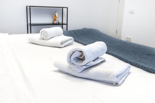 - deux serviettes assises au-dessus d'un lit dans l'établissement City Center Accommodation - 505, à Reşiţa