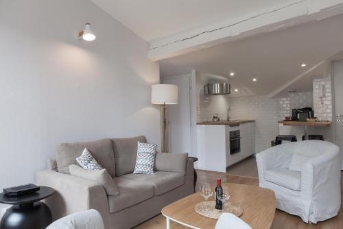 un salon avec un canapé et une table dans l'établissement Grand Théâtre Bright Apartment, à Bordeaux