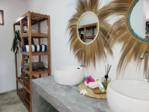 Un baño con un lavabo y un espejo sobre un mostrador. en Garden Beach Bungalows Jambiani, en Jambiani