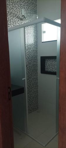 eine Glasdusche mit Glastür im Badezimmer in der Unterkunft Casa Sol in Prado