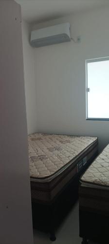 ein Schlafzimmer mit einem Bett und einem Fenster in der Unterkunft Casa Sol in Prado