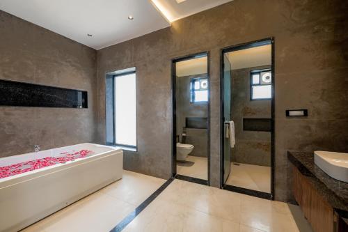 Ένα μπάνιο στο The Bhagwati Cottage & Villa