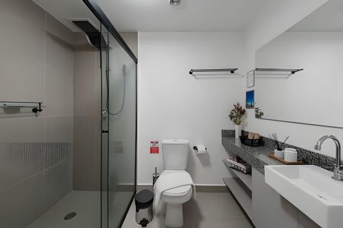 a bathroom with a toilet and a sink and a shower at Studio Elegante Próxi a USP By Marcolini in Sao Paulo