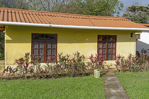 a yellow house with windows and plants in front of it at Cabañas DondeJosé in Valle de Anton