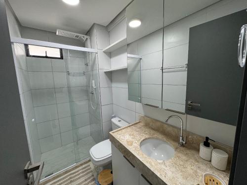 Ένα μπάνιο στο Apto com quarto e sala super varanda e vista AH705