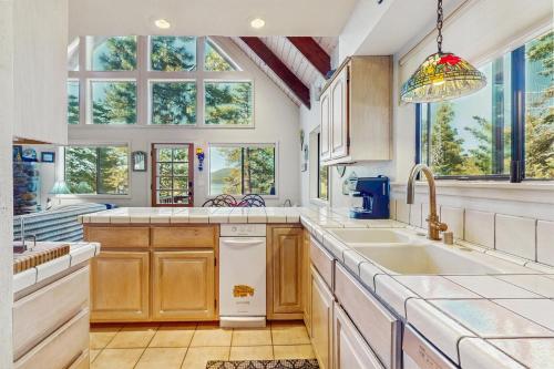 Kuchyň nebo kuchyňský kout v ubytování Lakeview in the Pines