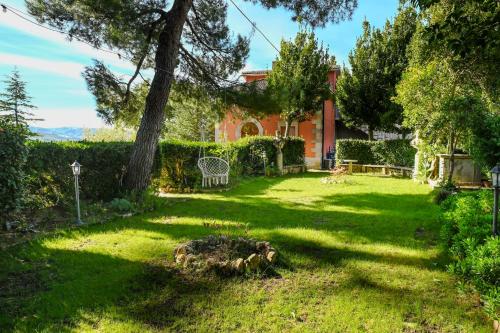 a yard with a tree and a bench at B&B Borgo Sciugolo in Baselice