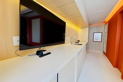 Luxuoso Flat na Bela Cintra, Jardins!にあるテレビまたはエンターテインメントセンター