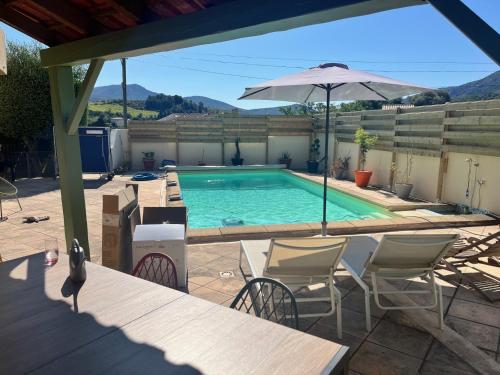 Πισίνα στο ή κοντά στο LES HAUTS DE BARROU Chambres d'Hotes