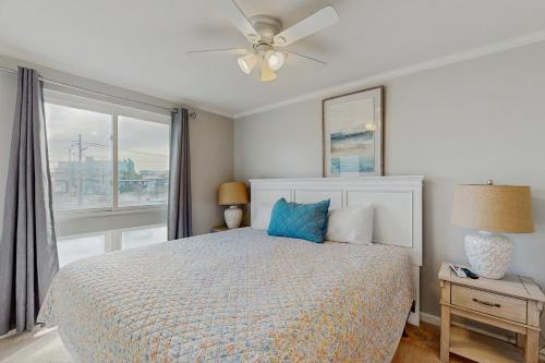 オーシャンシティにあるMakai 108のベッドと天井扇風機のある寝室