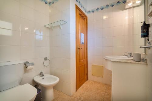 Sunny 1BDR Flat with Pool in Vau by LovelyStay