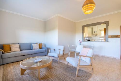 Sunny 1BDR Flat with Pool in Vau by LovelyStay