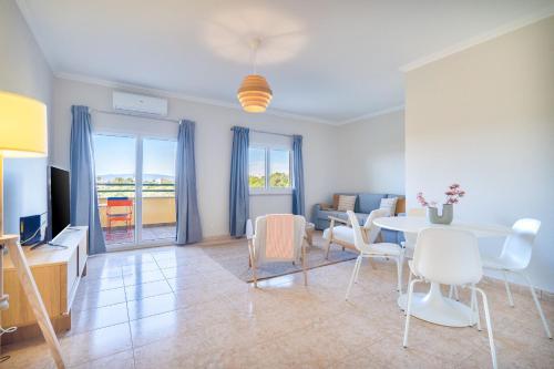 Sunny 1BDR Flat with Pool in Vau by LovelyStay