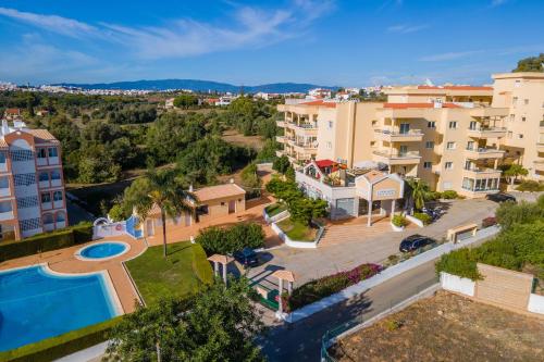 Sunny 1BDR Flat with Pool in Vau by LovelyStay