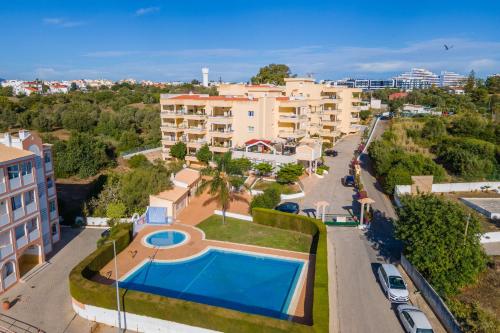 Sunny 1BDR Flat with Pool in Vau by LovelyStay