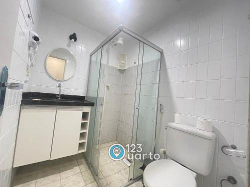 ein Bad mit einer Dusche, einem WC und einem Spiegel in der Unterkunft Apartamento em Intermeares | Quarto Casal Estúdio in Ilha da Restinga