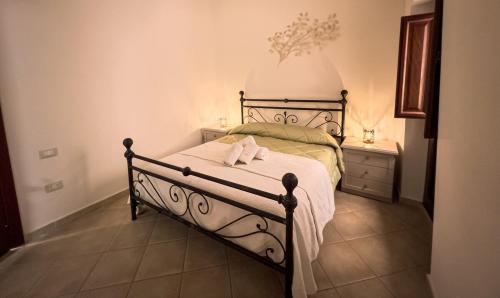 Una cama o camas en una habitación de Sardinian Gallery Sa Piatta