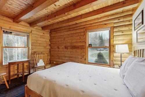 Postel nebo postele na pokoji v ubytování Private Franconia Log Cabin