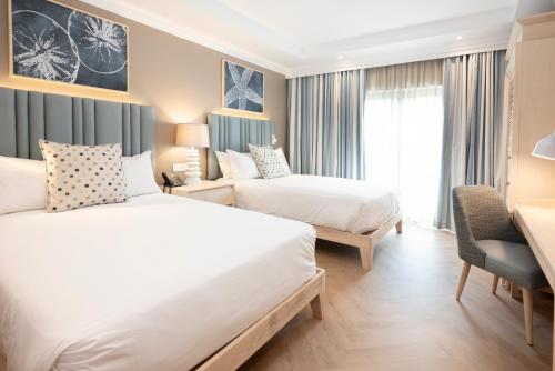 Postel nebo postele na pokoji v ubytování Garden Route Hotel