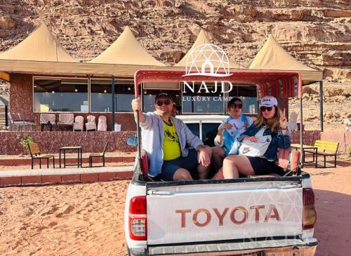 Gasten van Wadi Rum NAJD Luxury Camp