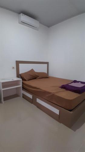 - une chambre avec un grand lit et une publicité lors d'une manifestation dans l'établissement Madak ekas homestay 2, à Ekas