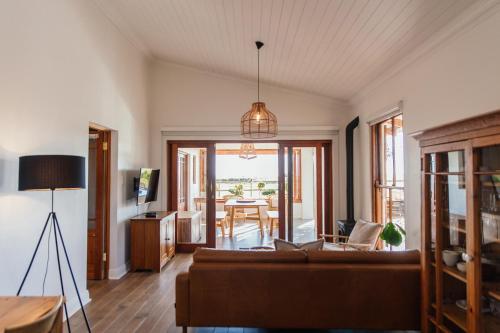 un salon avec un canapé et une table dans l'établissement Olyf guestcottage, à Bloemfontein