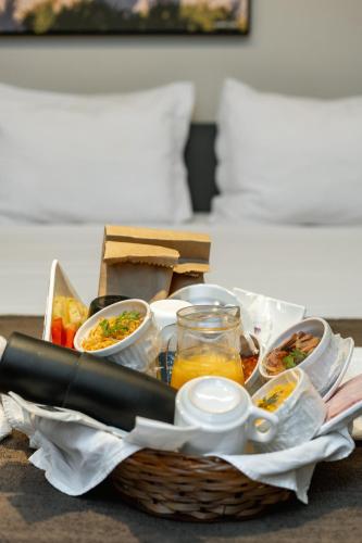 um cesto cheio de comida numa mesa em Easy Porto Hotel em Porto de Galinhas