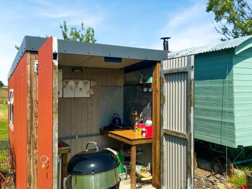 eine Küche in einem Schuppen mit einem Herd in der Unterkunft Shepherds Cottage - Uk49766 in Northampton