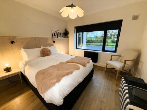 Postel nebo postele na pokoji v ubytování Willow Lodge Cashel- Rock View-Sleeps 8 guests-Spacious- Cosy
