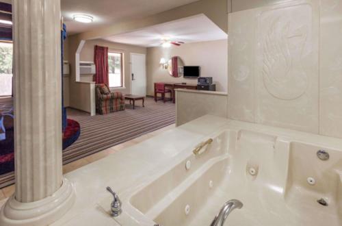 una grande vasca bianca in soggiorno di Mount Pleasant INN a Mount Pleasant