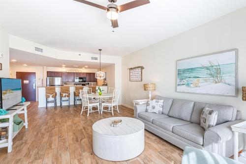 un soggiorno con un divano e un tavolo di Luau II 6429 a Destin